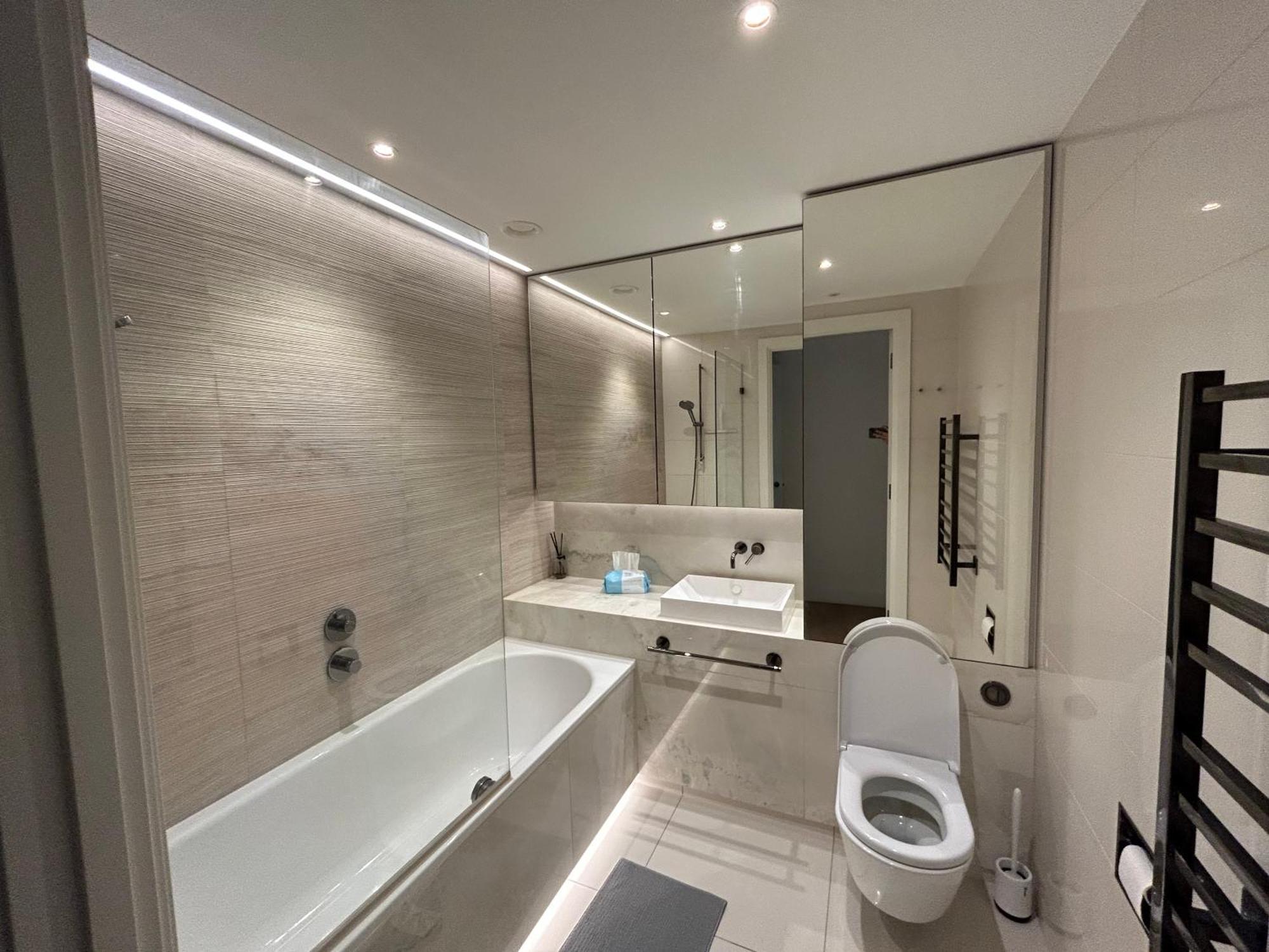Luxury Modern 2bd 2ba White Living Londra